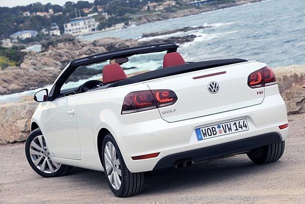 Im Gegensatz zum Eos, der auf ein versenkbares Stahldach setzt, ist das Golf Cabriolet wieder mit dem klassischen Stoffverdeck ausgerüstet. Foto: UnitedPictures/Auto-Reporter.NET